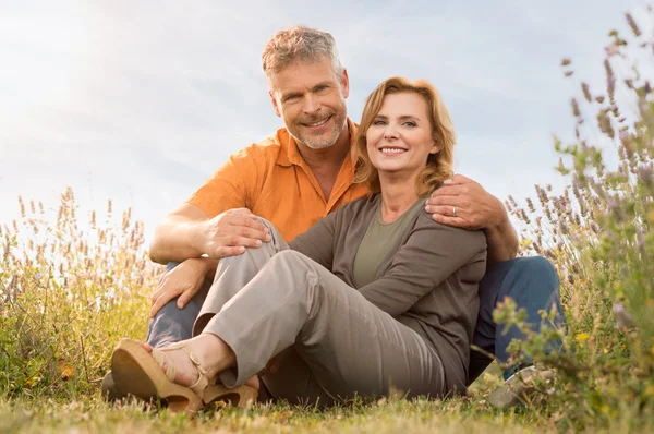 Ältere Paare lächeln draußen — Stockfoto