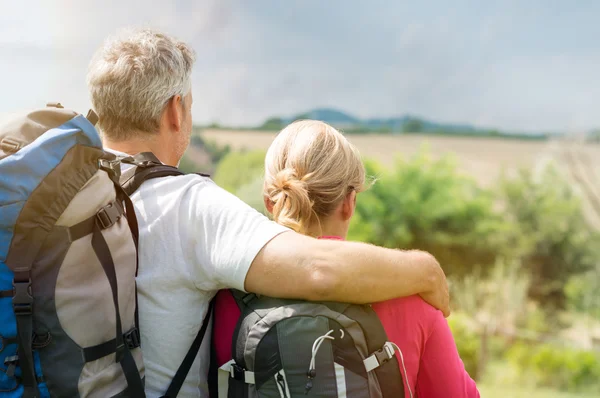 Älteres Paar mit Rucksack — Stockfoto