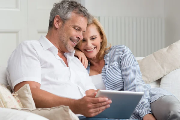 Pareja madura feliz con la tableta —  Fotos de Stock