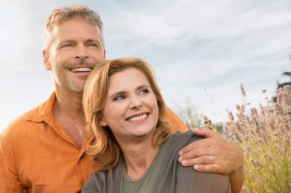 Fröhliches reifes Paar — Stockfoto