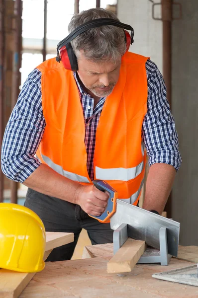 Carpenter Cutting Wood — Stock Photo, Image