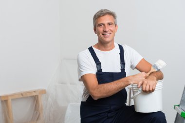 ressam gülümseyerek 