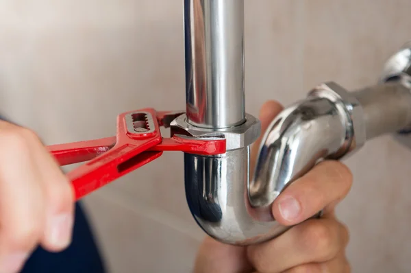 Vaststelling van pijp loodgieter — Stockfoto