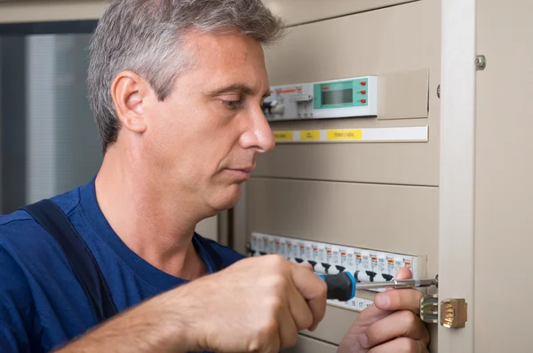 Elektricien herstellen een Circuit Breaker — Stockfoto