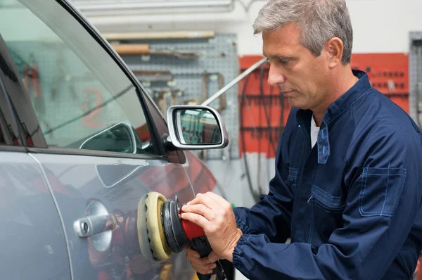 Auto Mechanic Polishing Car — Stock Photo, Image