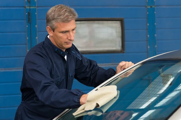 Man auto met een doek schoonmaken — Stockfoto