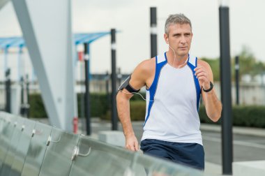 Kentsel bir yerde koşan adam