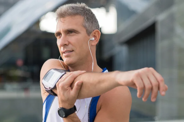 Athlète masculin faisant de l'exercice extérieur — Photo