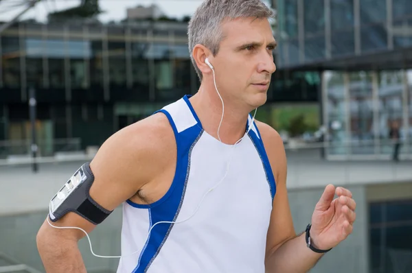 Uomo che fa jogging in città — Foto Stock