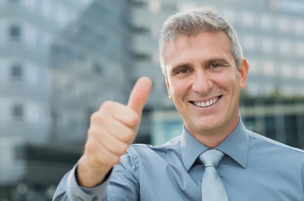 Exitoso hombre de negocios al aire libre — Foto de Stock