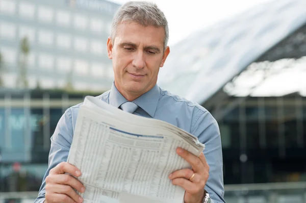 Businessman Reading Newspaper — Stock Photo, Image