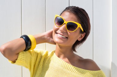 Mutlu kız güneşlenme