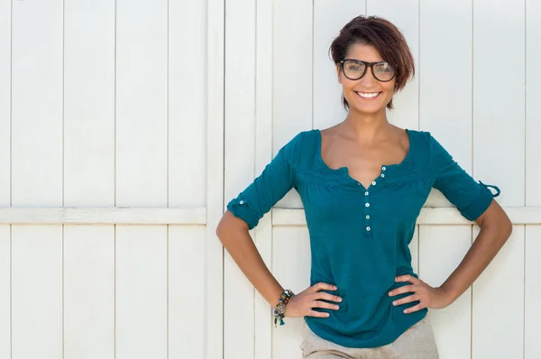 Ragazza sorridente con gli occhiali — Foto Stock