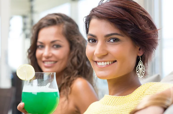 Sorrindo amigos na Happy Hour — Fotografia de Stock