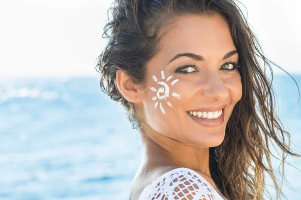 Mujer con protector solar en la cara — Foto de Stock