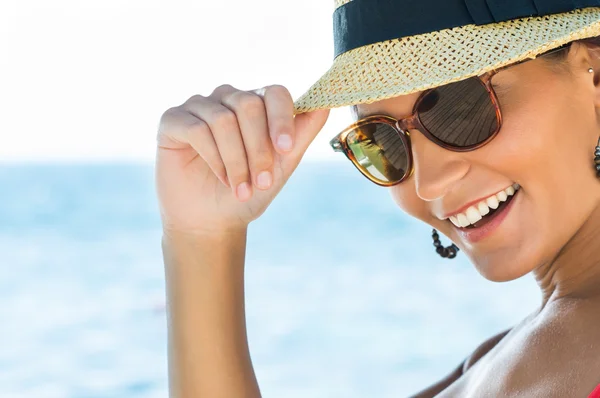 Sorrindo menina de verão — Fotografia de Stock