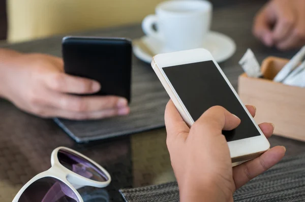 Les filles bavardent sur les téléphones mobiles — Photo