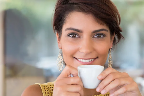 Mulher bonita bebendo café — Fotografia de Stock