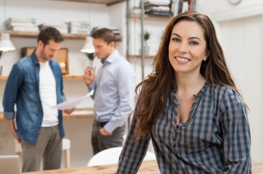 Kadın onun çalışmaları hakkında mutludur