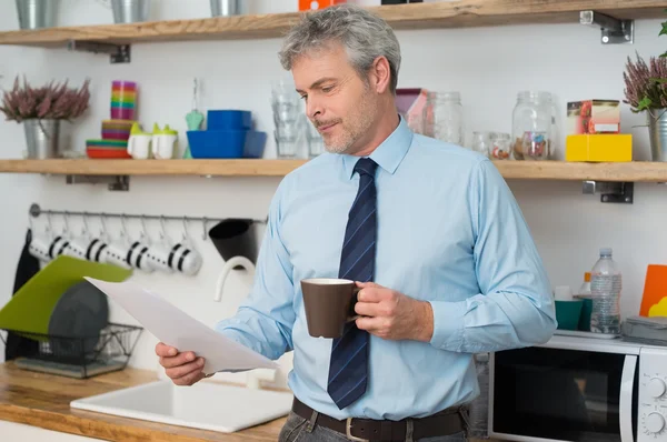 Man controleren document thuis — Stockfoto