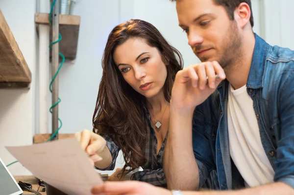 Kollegen bei der Arbeit — Stockfoto