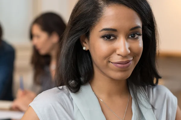 Jovem mulher no trabalho — Fotografia de Stock