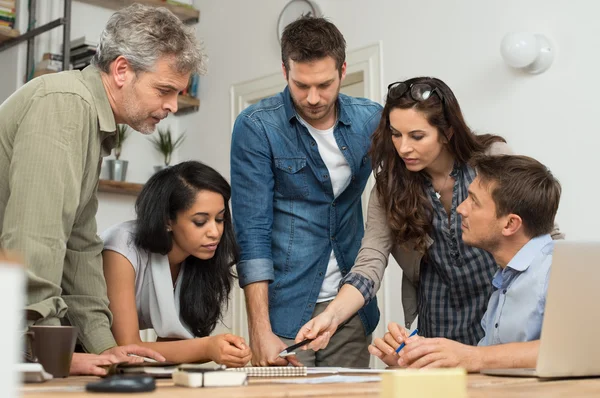 Bedrijfsteam werkt samen — Stockfoto