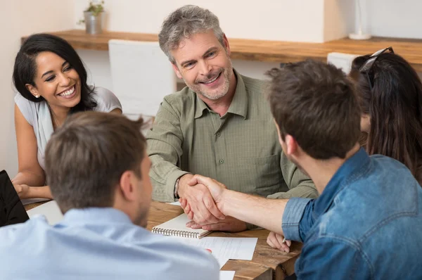 Sealing a deal with shaking hands — Stock Photo, Image