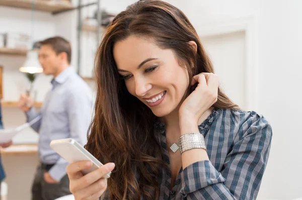 Frau plaudert bei der Arbeit — Stockfoto