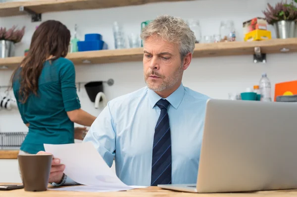 Thuis werkende man — Stockfoto