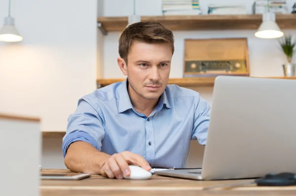 Serious businessman working — Stock Photo, Image