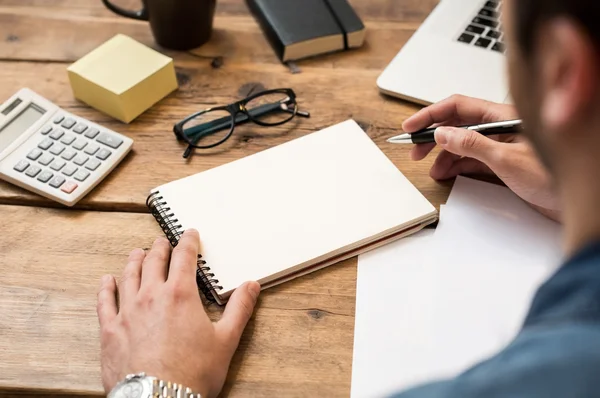 Schrijven op papier — Stockfoto