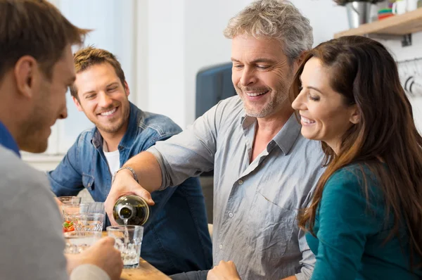 Amigos bebendo vinho branco — Fotografia de Stock