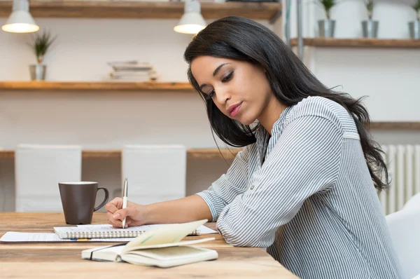 Student studeert voor het examen — Stockfoto