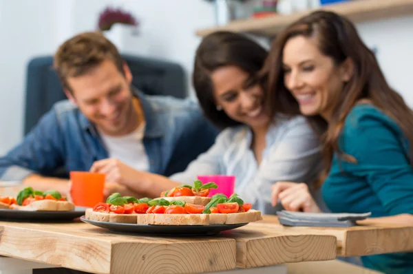 Hemlagade italienska bruschetta — Stockfoto