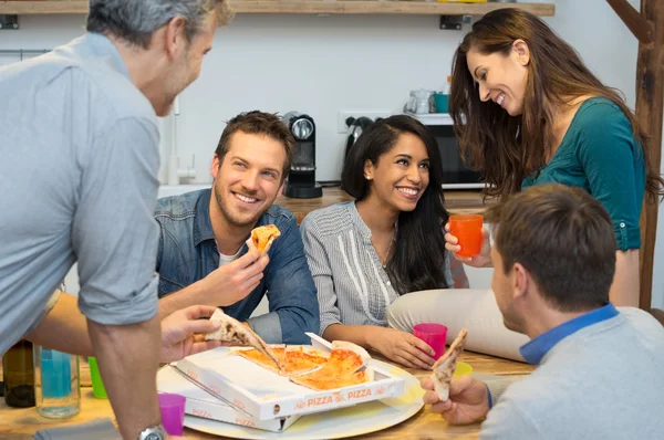 Amigos comiendo pizza — Foto de Stock