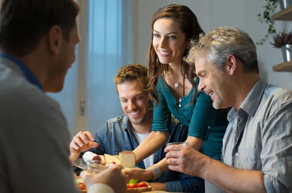 Vänner äta hemma — Stockfoto