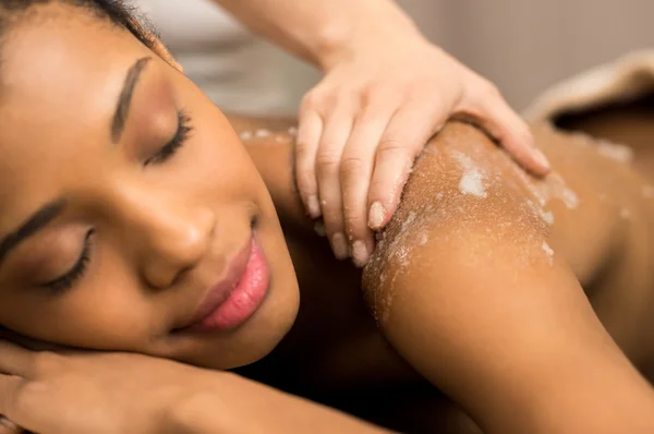 Applicare sale scrub sulla schiena della donna — Foto Stock