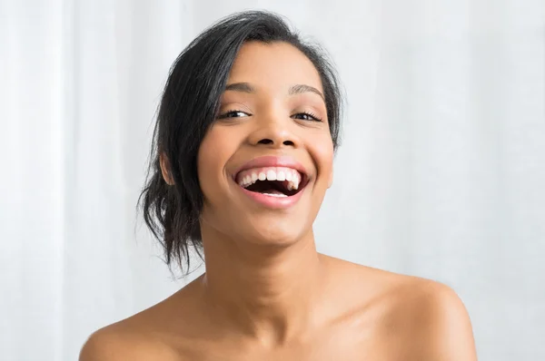 Mujer africana sonriente — Foto de Stock