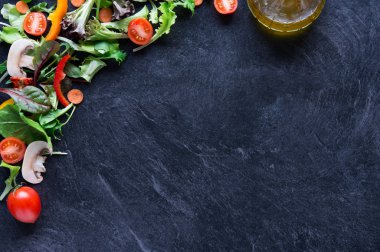 Yazı tahtası üzerinde karışık sebze