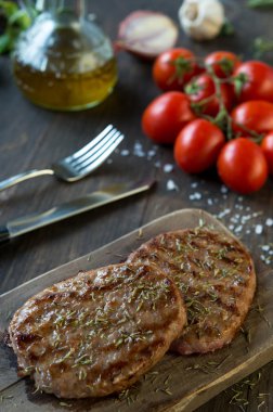 İki pişmiş hamburger