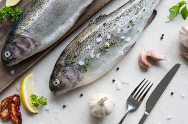 Terbiyeli iki taze alabalık