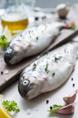 Alabalık yemek pişirmek için hazır