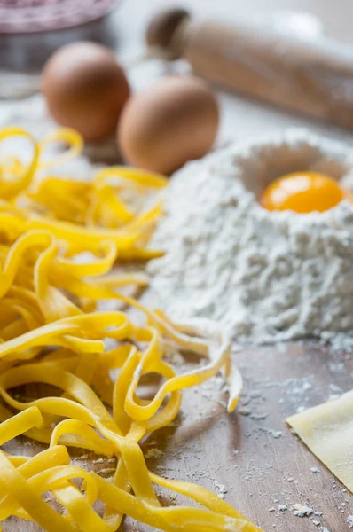 Syrové domácí tagliatelle — Stock fotografie