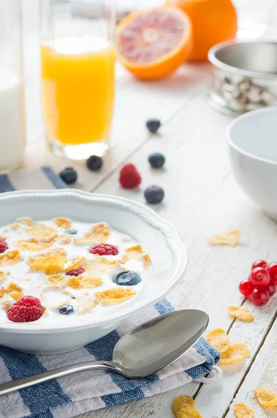 Healty breakfast with cornflakes — Stock Photo, Image