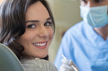 Diş hekimi odasında genç kadın