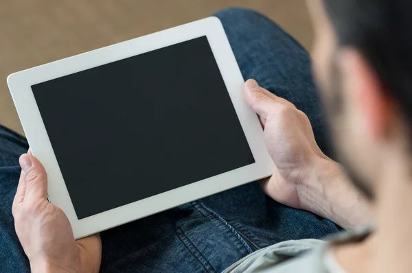 Homem usando tablet digital — Fotografia de Stock