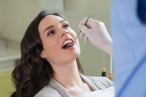 Ung kvinna på tandläkare room — Stockfoto