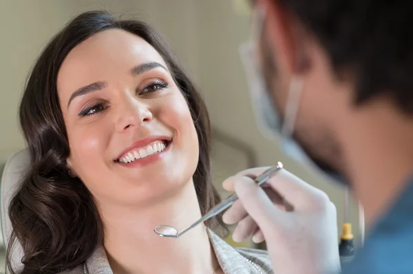 Jovem mulher na sala do dentista — Fotografia de Stock