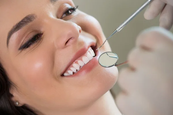 Jonge vrouw op tandarts kamer — Stockfoto